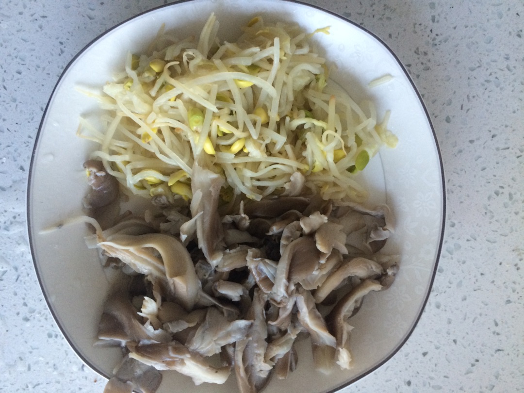 平菇豆芽蔬菜汤