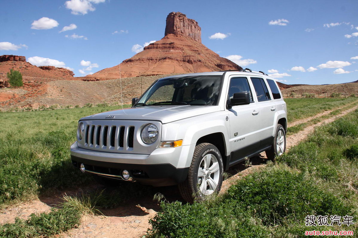  p>自由客指的是jeep品牌旗下一款偏重公路性能的城市型suv,同时也