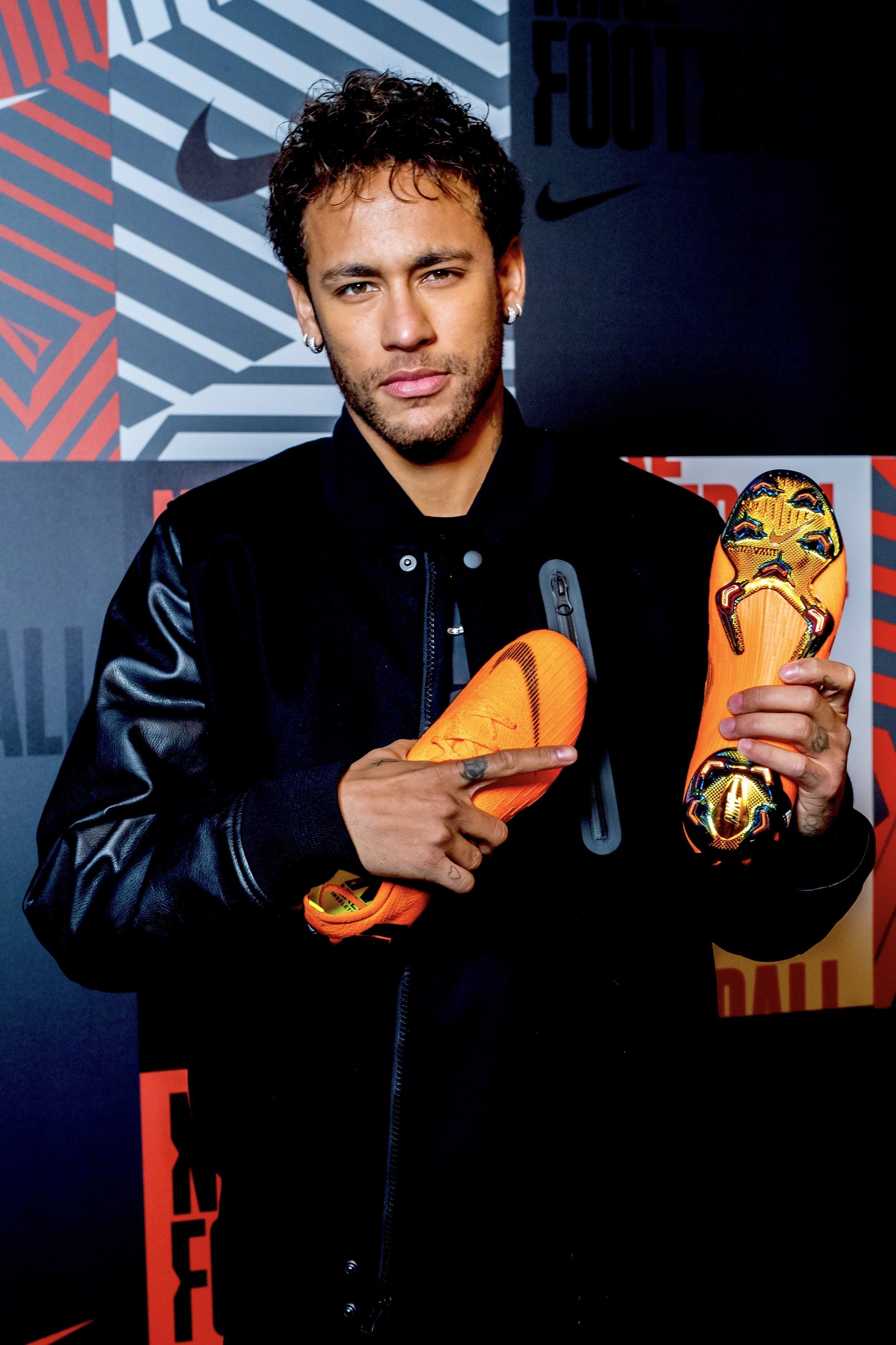 santos júnior),简称 b>内马尔 /b>(neymar),1992年2月5日出生于巴西