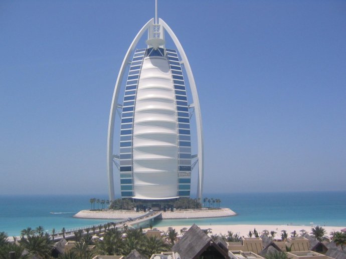  p>阿拉伯塔酒店(burj al arab),因外形酷似船帆,又称迪拜帆船酒店