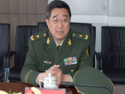 内蒙古赤峰人,1976年12月入伍,中共党员,研究生学历,武警少将警衔