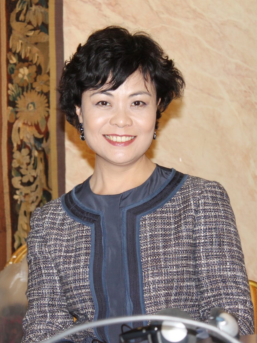  p data-id="gnruglfkus">《一千张糖纸》是女作家铁凝的一篇散文作品