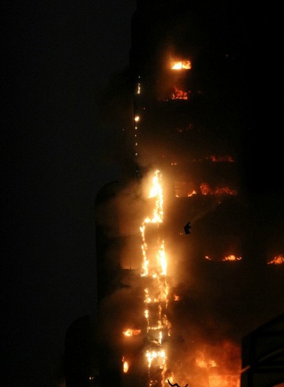 广州越秀区起义路217号建业大厦发生火灾