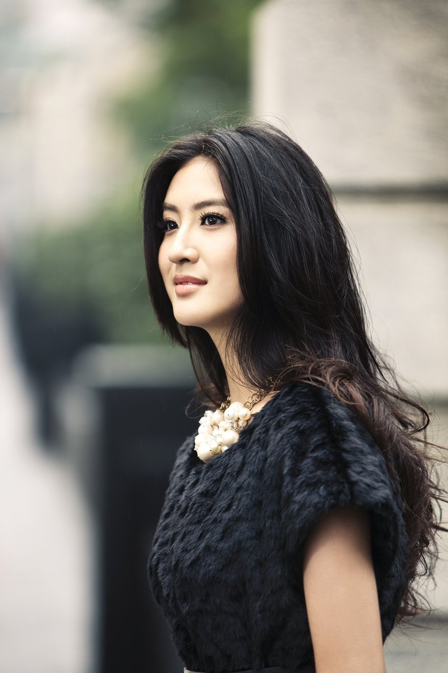 《一直微笑》是 a target="_blank" href="/item/杨凯琳/4537872"