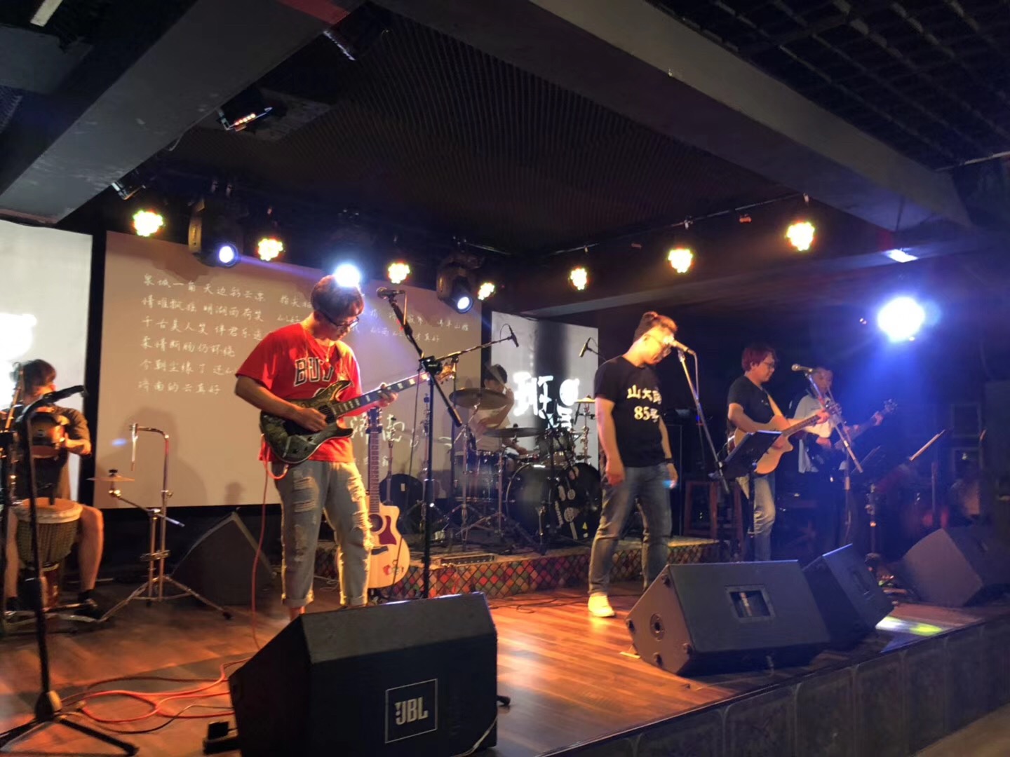  /p> p>2019年成立一支以济南城市元素为主的乐队,名字叫"山大路85号