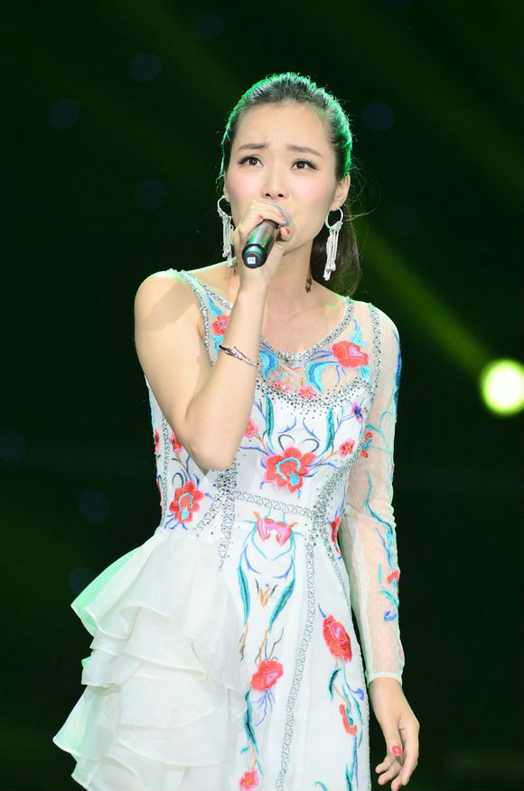  p>云朵,原名谢春芳,羌族,1987年2月7日出生于四川省阿坝藏族羌族自治