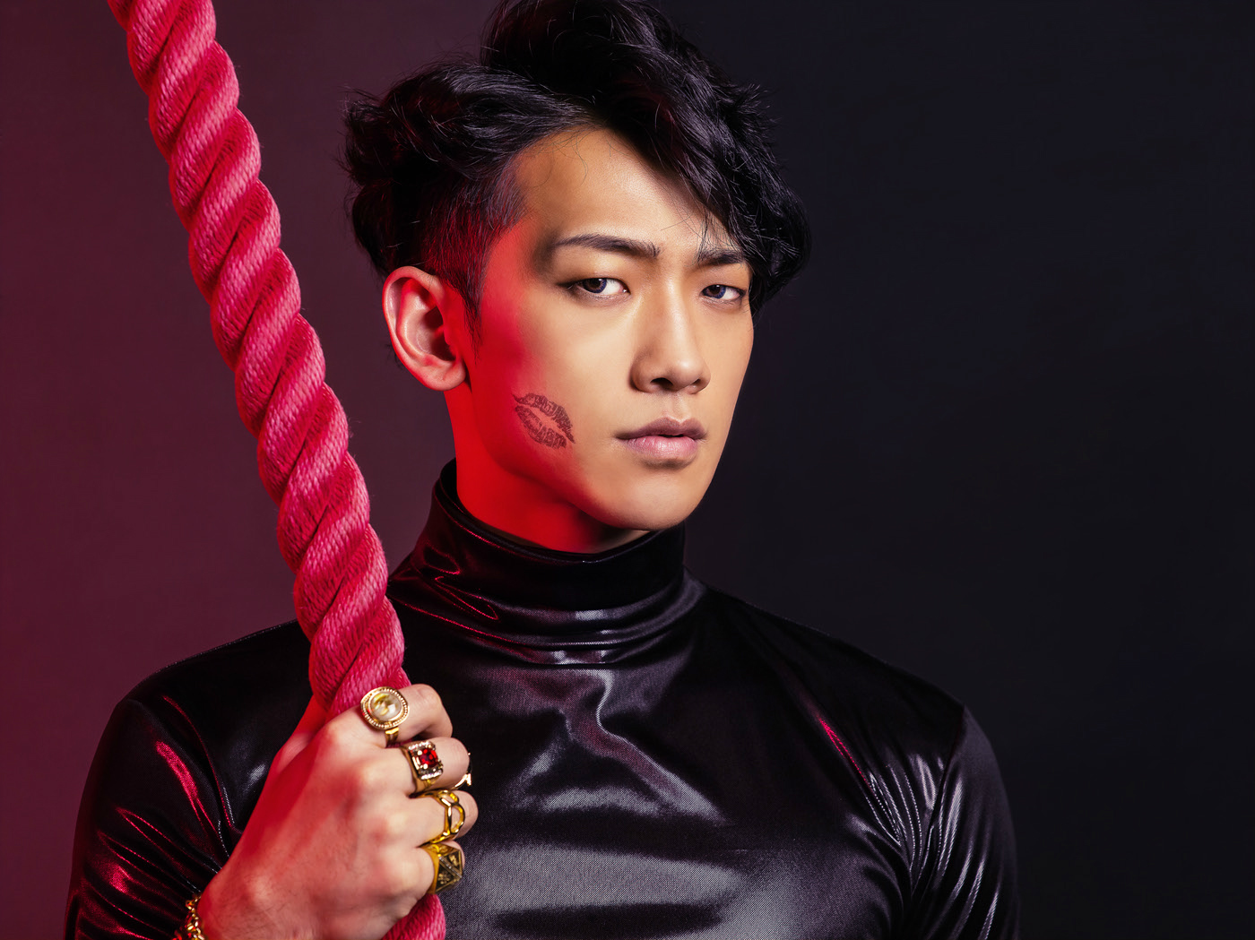  p>郑智薰(rain),1982年6月25日出生于韩国首尔,韩国流行男歌手,演员