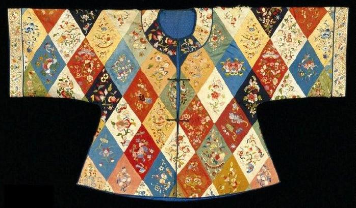  p>水田衣,又名百衲衣,斗背褡,用各色零碎布料拼接而成,因整件衣服织