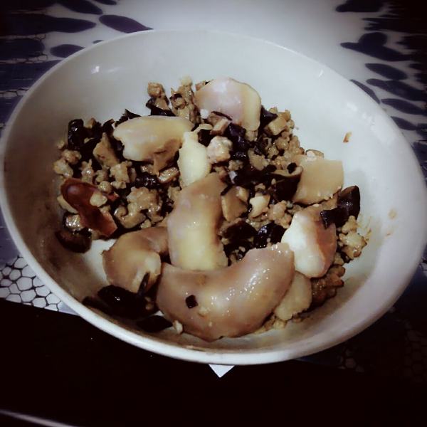  p>冬菇菱角是一道菜品,主要制作材料有红菱角1000克,水发冬菇100克