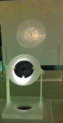 西汉"见日之光"透光镜