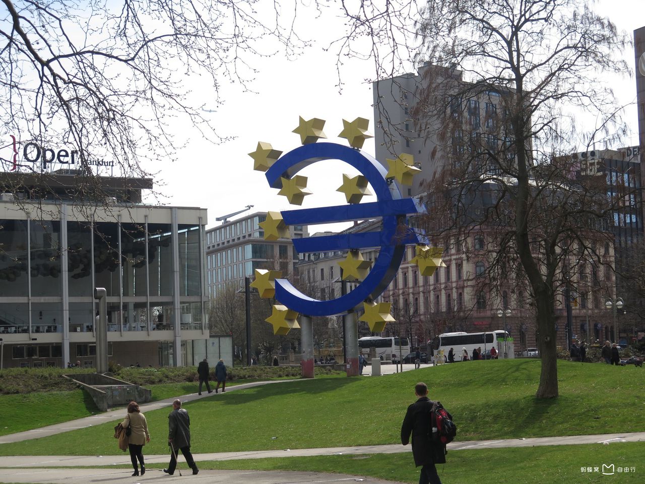  p>欧元塔(eurotower)是一座位于德国法兰克福银行区的40层摩天大楼.