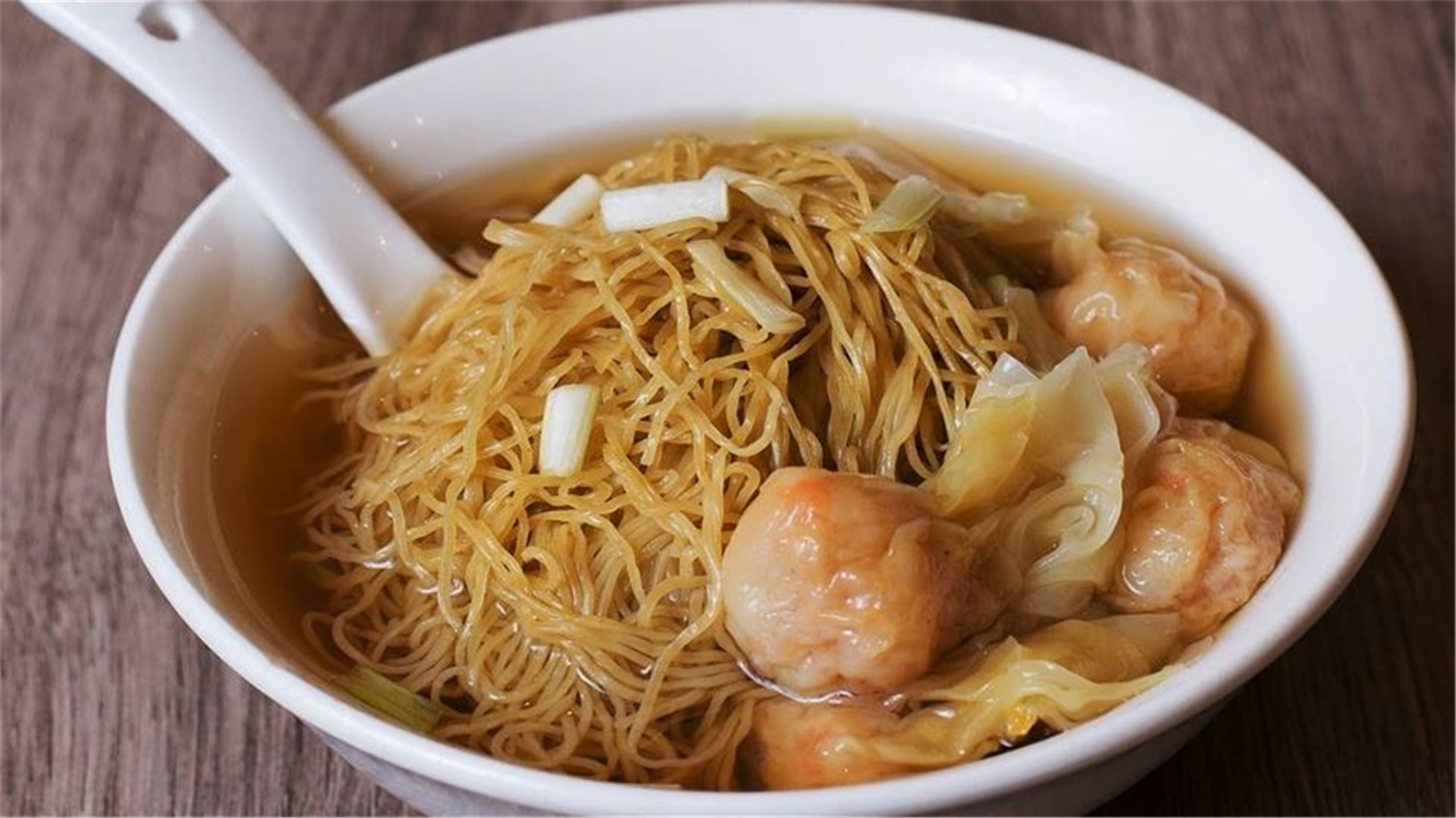  p>广式云吞面是是广东省广州市的一道特色小吃,属于粤菜系;该菜品