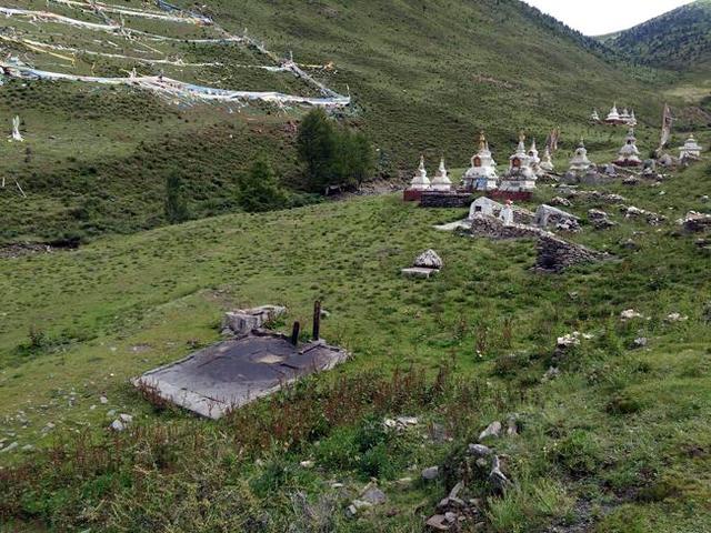 天葬台分为两部分,大者长150厘米,宽100厘米的解尸台是专为僧侣所使用