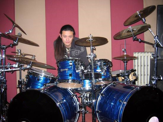  p>王澜,男,1974年1月4日生,鼓手,音乐人 教师,其父母分别是指挥家和