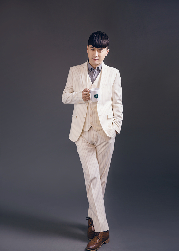  p>蓝波,1980年8月27日出生于中国吉林省四平市,毕业于吉林艺术学院