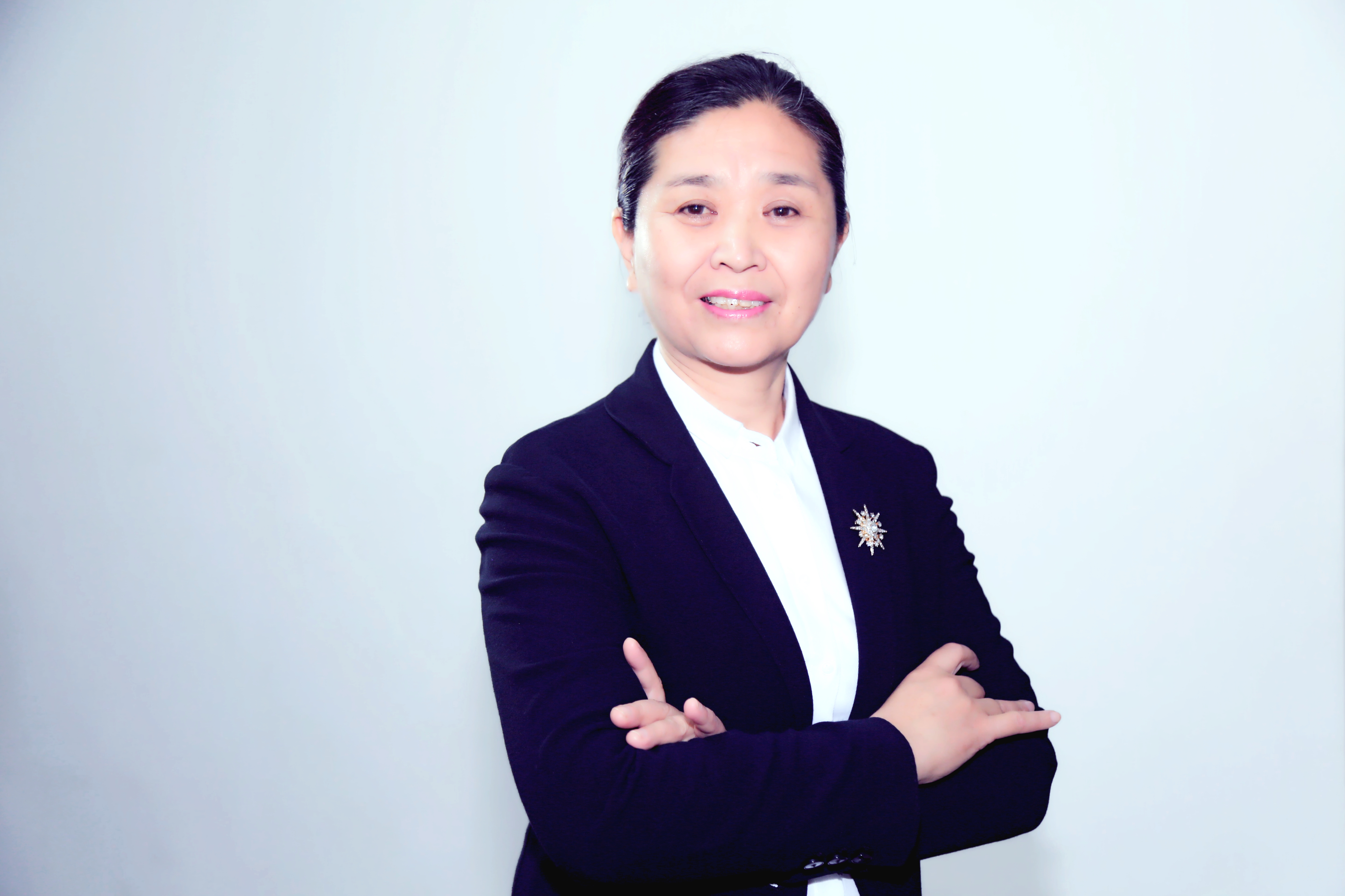 女,汉族,1958年生人,现任北京市鹊兄科技发展有限公司董事长,同时兼任