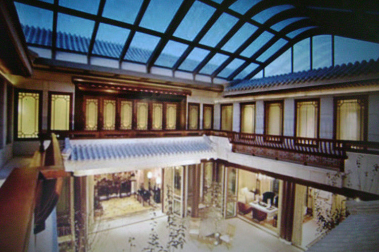 p>鸟巢西侧著名的"盘古大观",在部分楼栋的顶层,建设了12座空中四合院