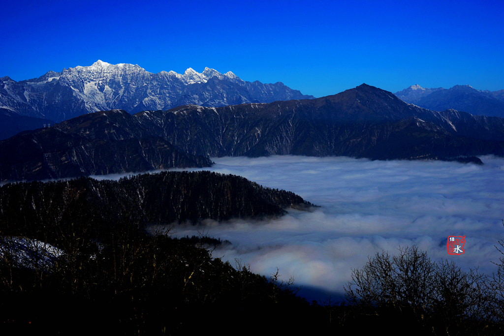 光头山,位于四川省雅安市天全县两路乡境内
