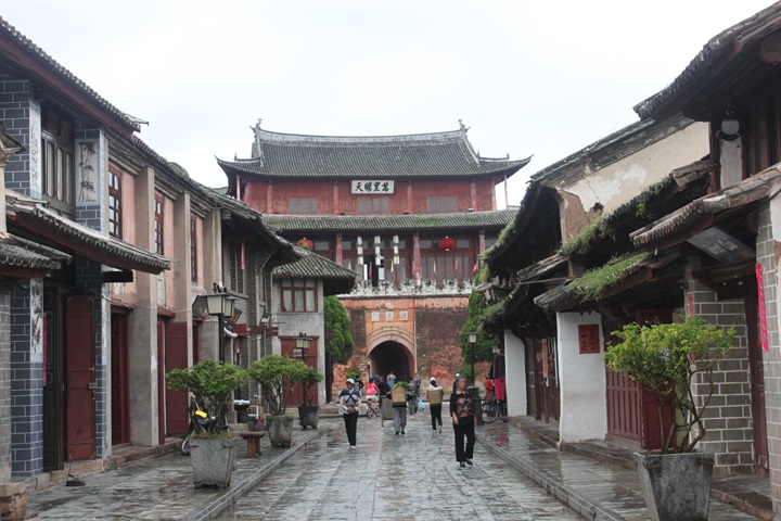  p data-id="gnbax56gc8">曲硐古镇位于永平坝子南端,距县城5公里