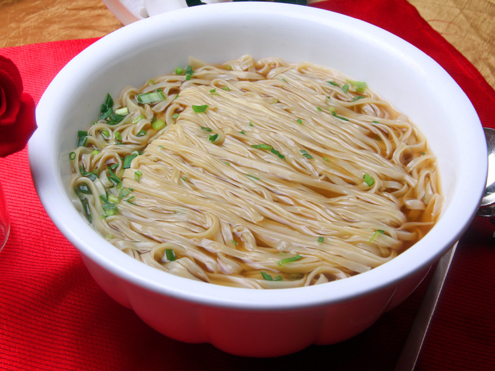  p>阳春面是 a target="_blank" href="/item/江南地区/10775417"