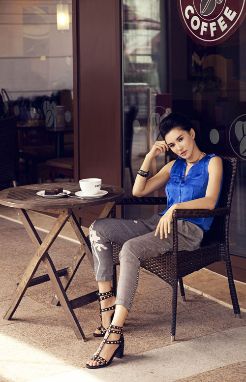  p>莫小奇(原名王萌萌,曾用名莫小棋,莫麒),1981