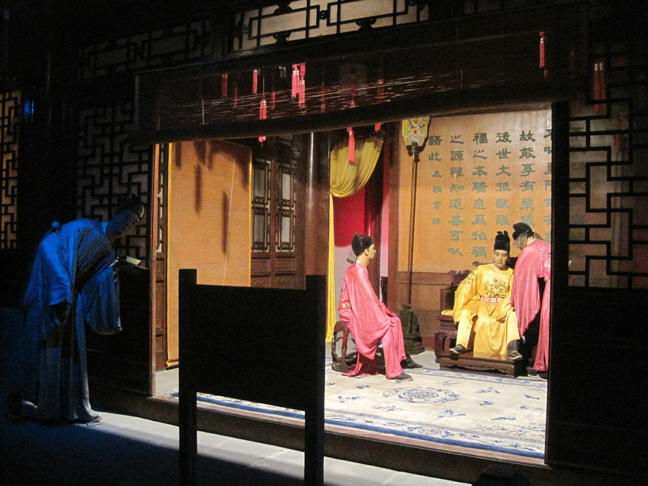  p>北京十三陵明皇蜡像宫(简称明皇宫)于1994年8月开业,是展示中国