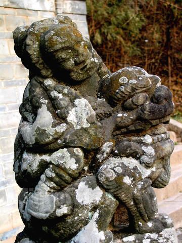 泉壁高丈余,泉周围的八角形石栏杆上镌有浮雕藻饰,有龙吻,鳌头,猿首等