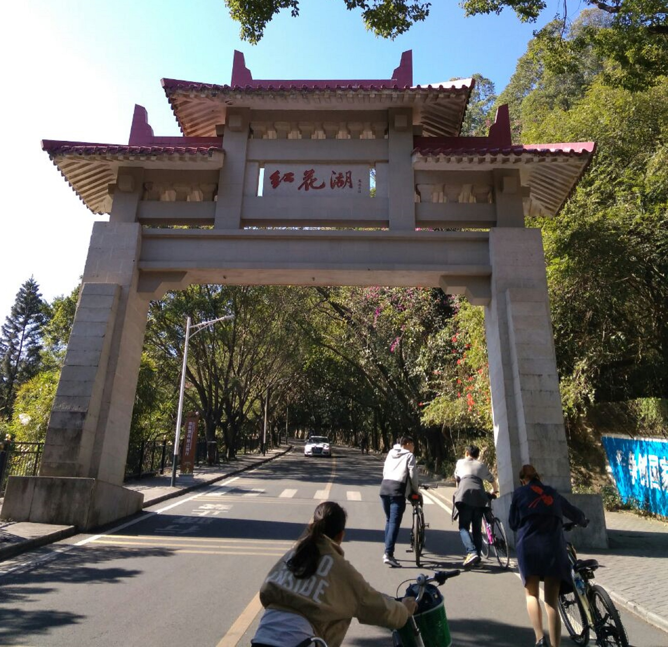 data-lemmaid="9088357">红花湖 /a>位于惠州市区西南侧的龙丰上排大