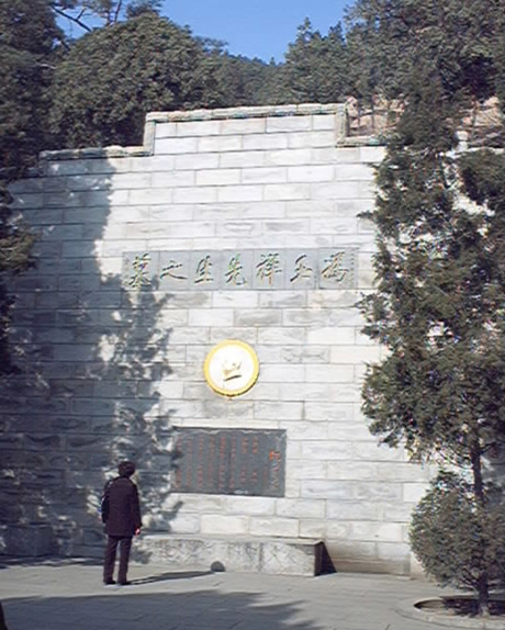 冯玉祥墓,位于山东省泰安市 a target="_blank" href="/item/泰山