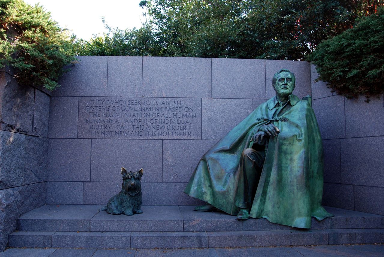 公园位于杰佛逊纪念堂和林肯纪念堂之间,用以纪念美国的第32任总统