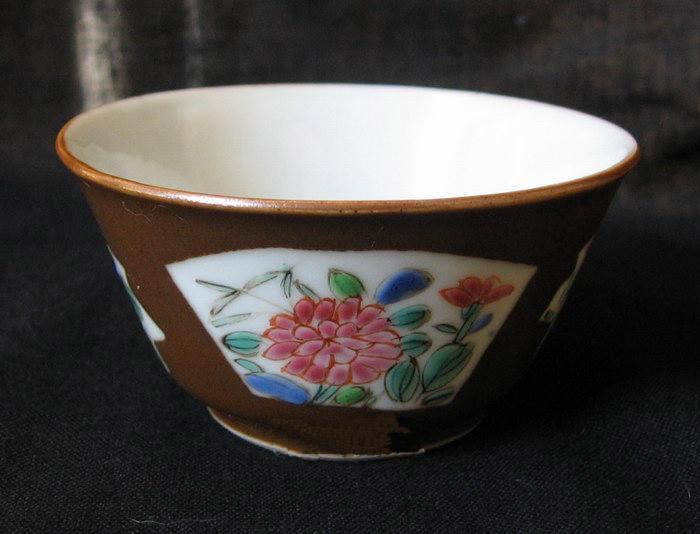 gn5twzcjc4">清雍正酱釉开光粉彩花卉纹杯是清雍正时期制作的瓷器 /p>