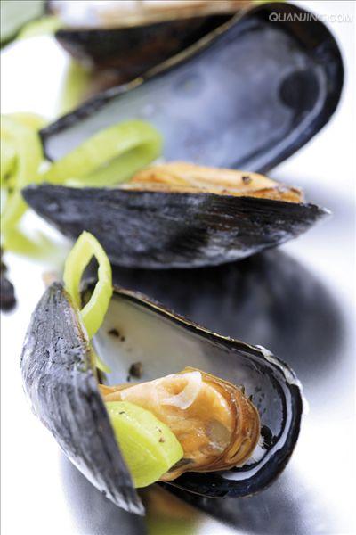 p data-id="gnbjlyryau">紫贻贝是一种贝类,壳多为黑色,肉质鲜美