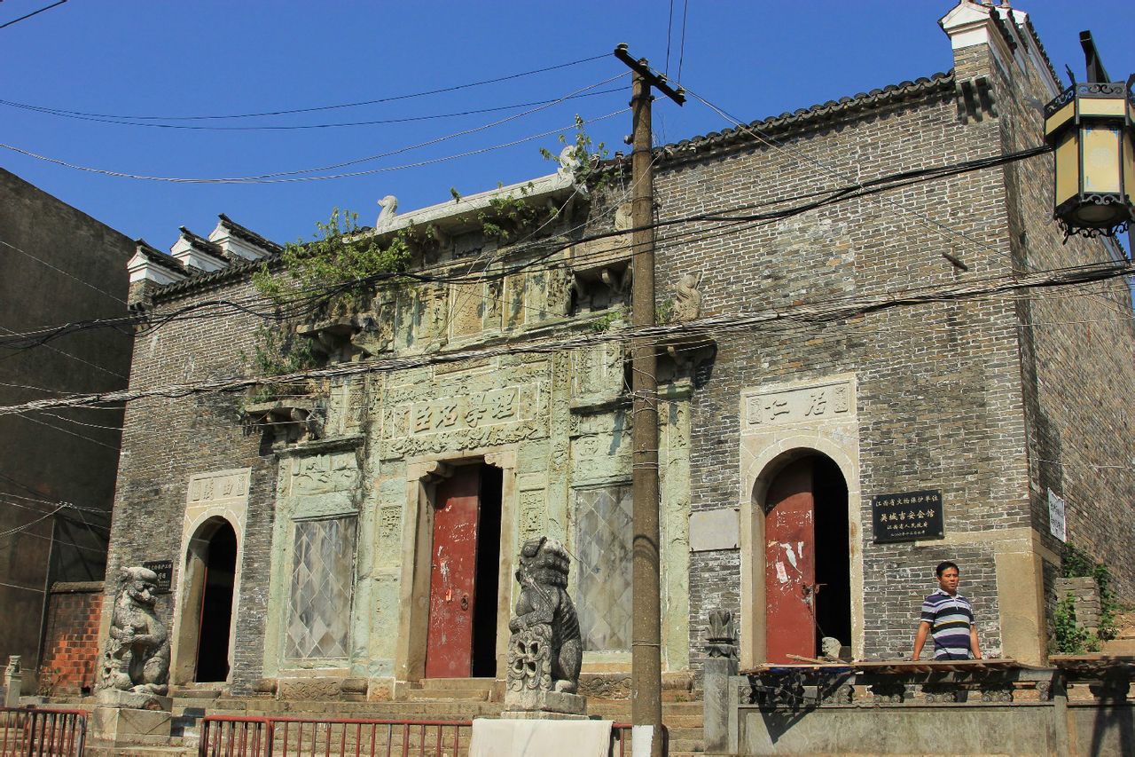  p>吴城镇中心的吉安会馆始建于宋朝年间,建筑非常高大,占地一亩.