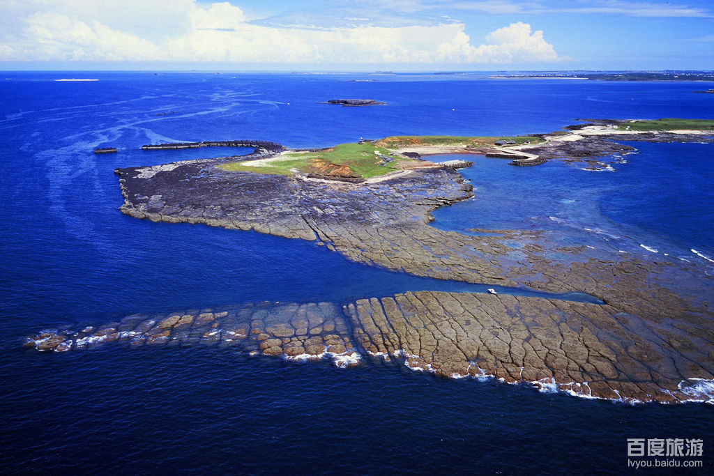 3平方公里,为澎湖列岛的北海最大的无人岛,岛上有片绿色大草原,一侧并