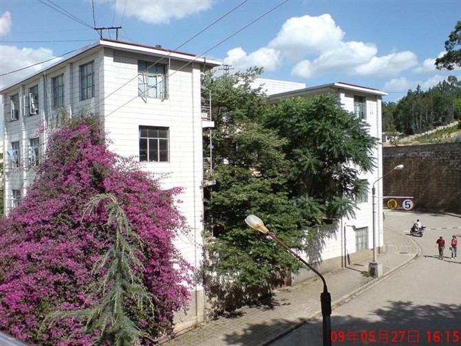  p>通海一中,全称为通海县第一中学,前身为明清时期的秀麓书院和黉门