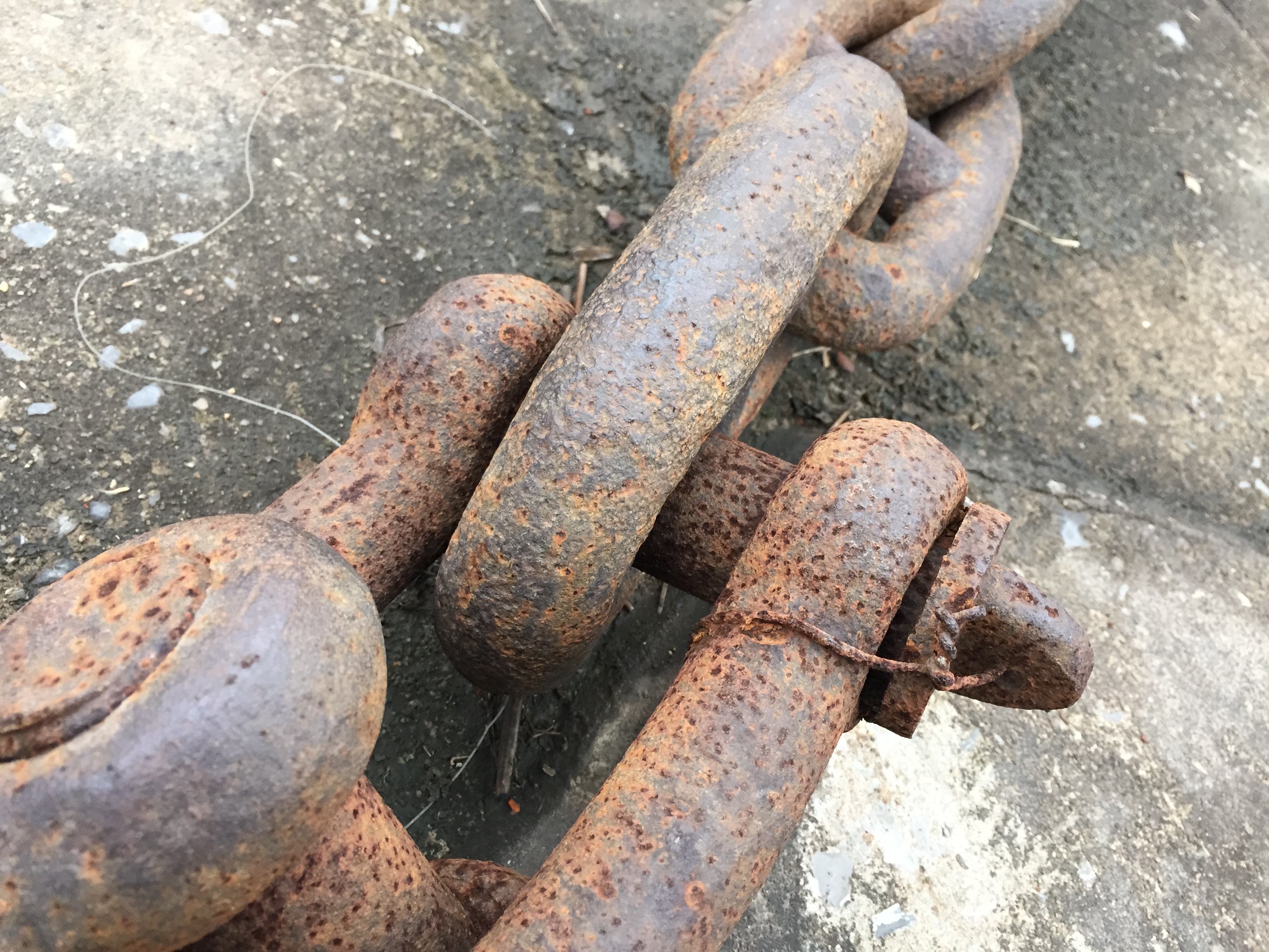 涂有腐蚀剂(mordant)的金属板被置换到盛有酸的浴器中发生的腐蚀作用