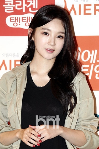  p>姜敏京(kang min kyung),1990年8月3日出生于韩国京畿道.
