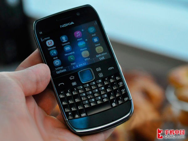  p>诺基亚一款于2011年上市的经典全键盘手机.