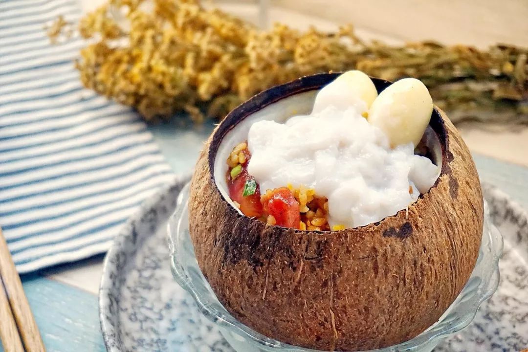  p>椰子糯米蒸鸡饭是一道由椰子肉,糯米,鸡肉等做成的美食. /p>