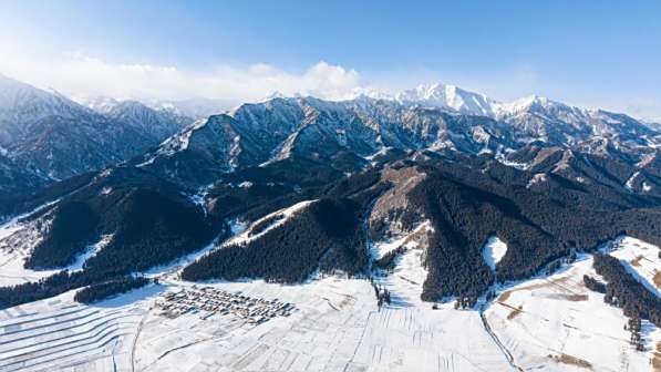 2005年1月15日在武威市天祝县哈溪镇拍摄的祁连山东麓雪景