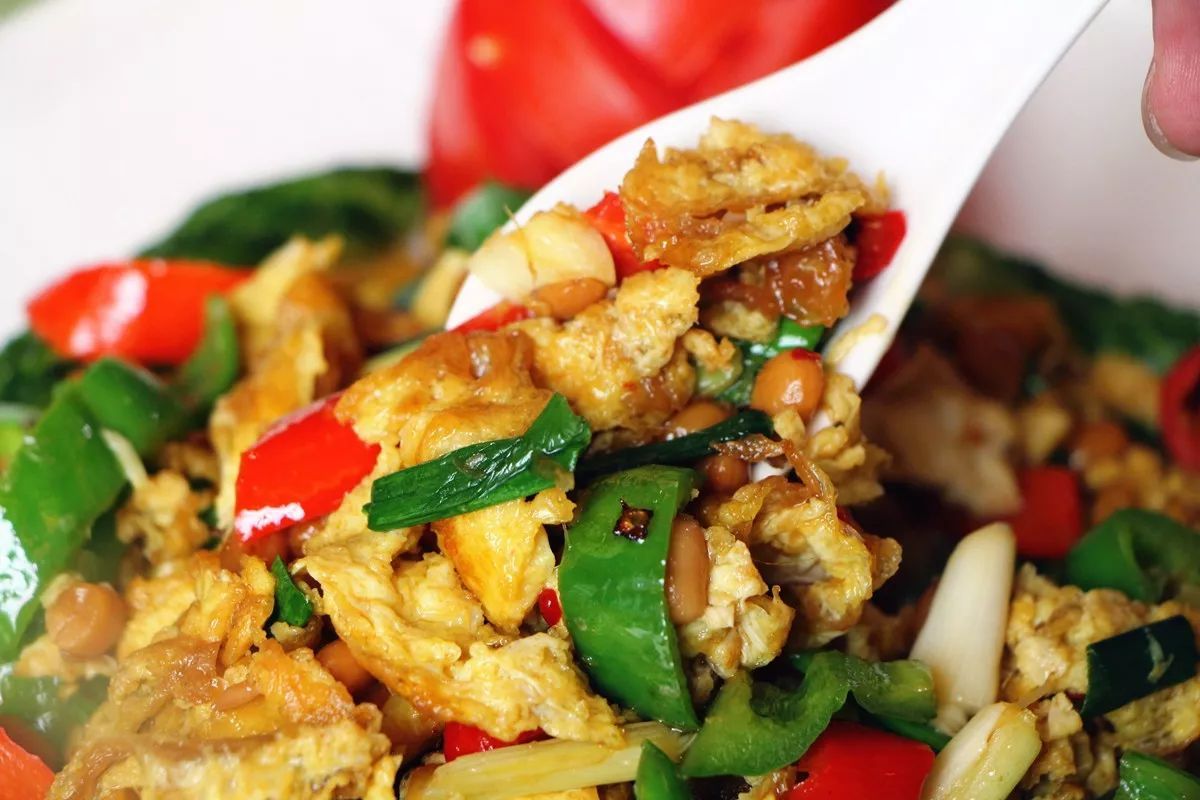  p>腊八豆炒荷包蛋是由腊八豆,鸡蛋等制作的菜品. /p>