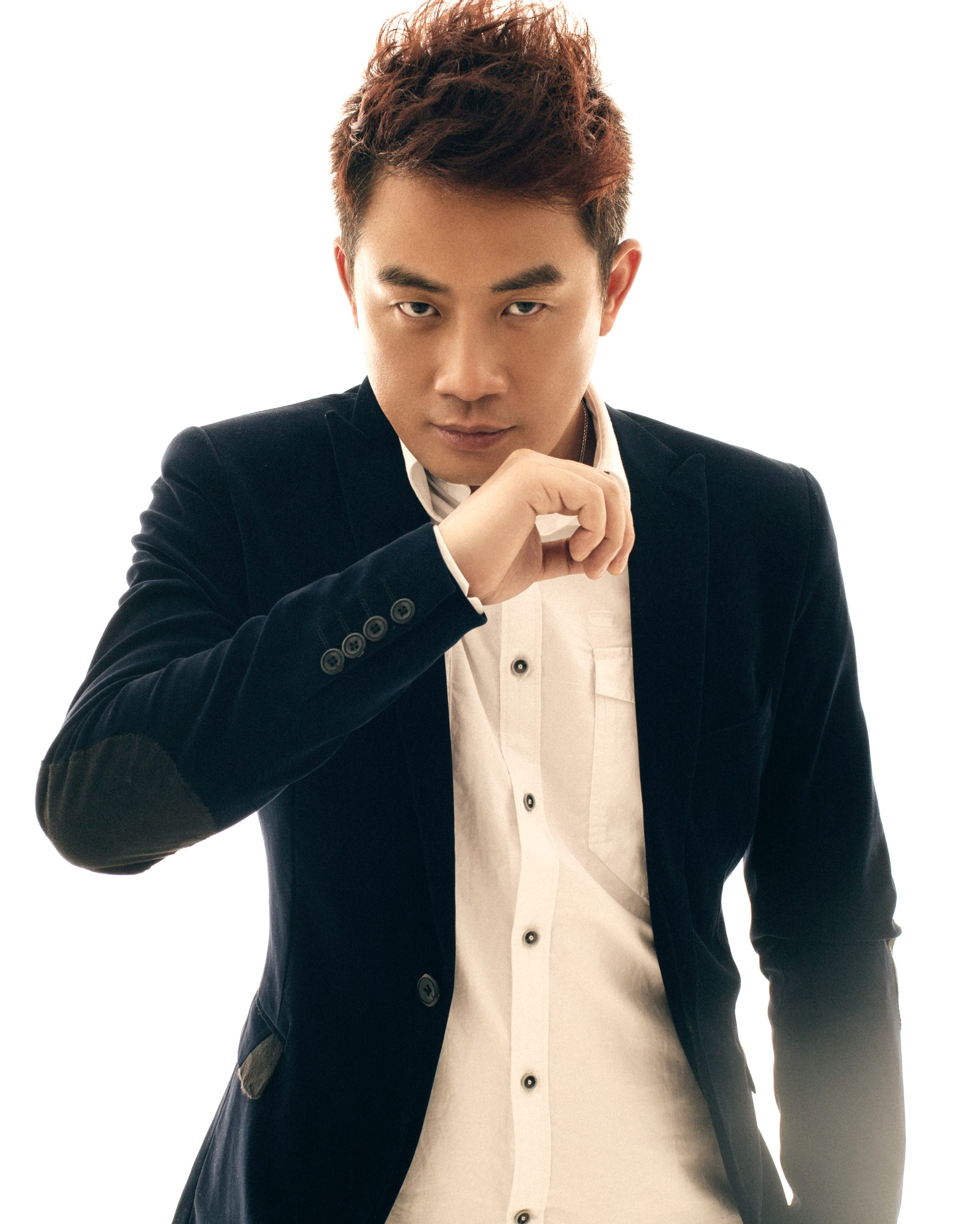  p>李明翰,中国华语男歌手,自幼喜欢音乐,1995年考入大连现代影视艺术