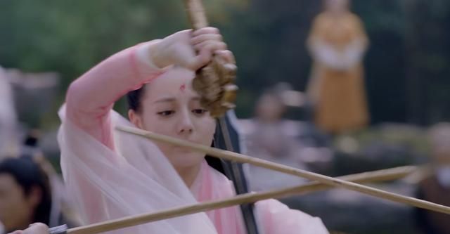 在诸仙面前,用自己亲手打造的神兵(剑)通过狐帝设下的剑阵考验后,再