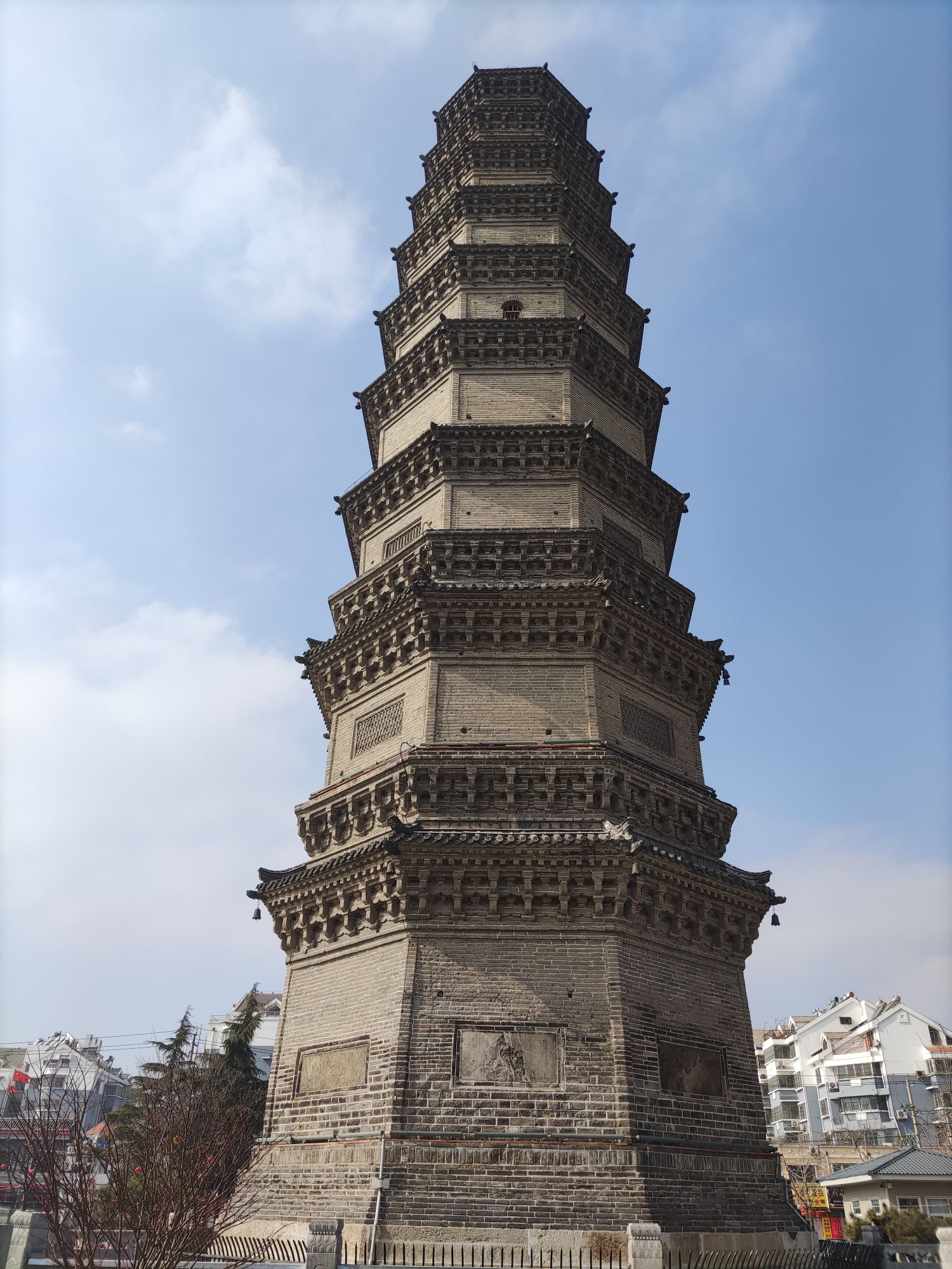  p>龙泉塔,位于山东省枣庄市 a target="_blank" href="/item/滕州市