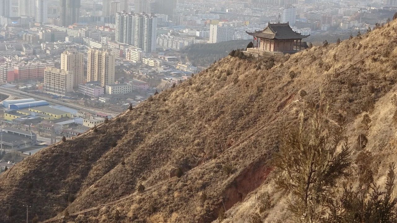  p data-id="gnbiog9kks">桃花山,位于甘肃省会宁县城城东南约有1公里