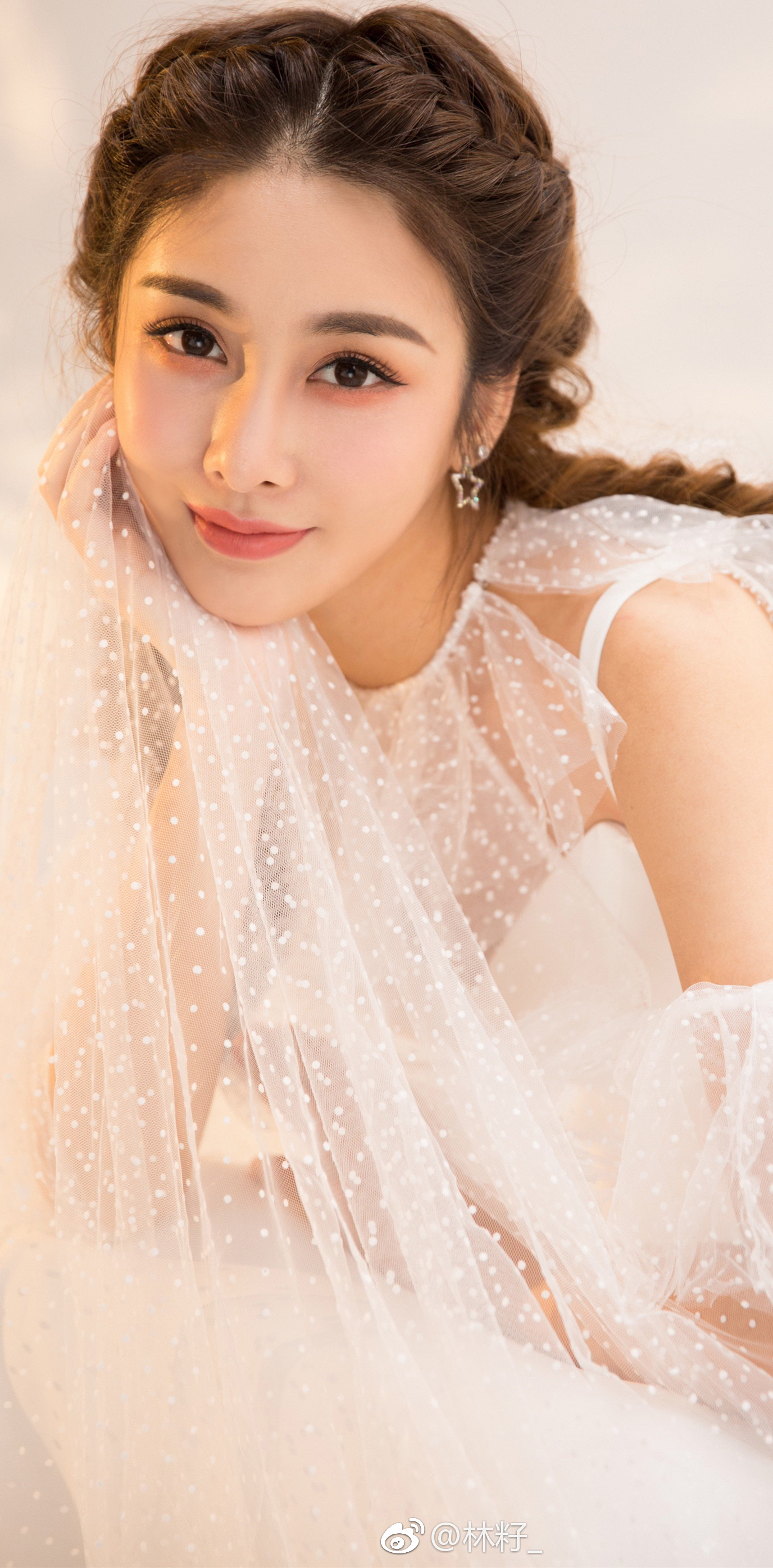 原名范凌子,1995年9月5日出生于湖南省长沙市,中国内地影视女演员