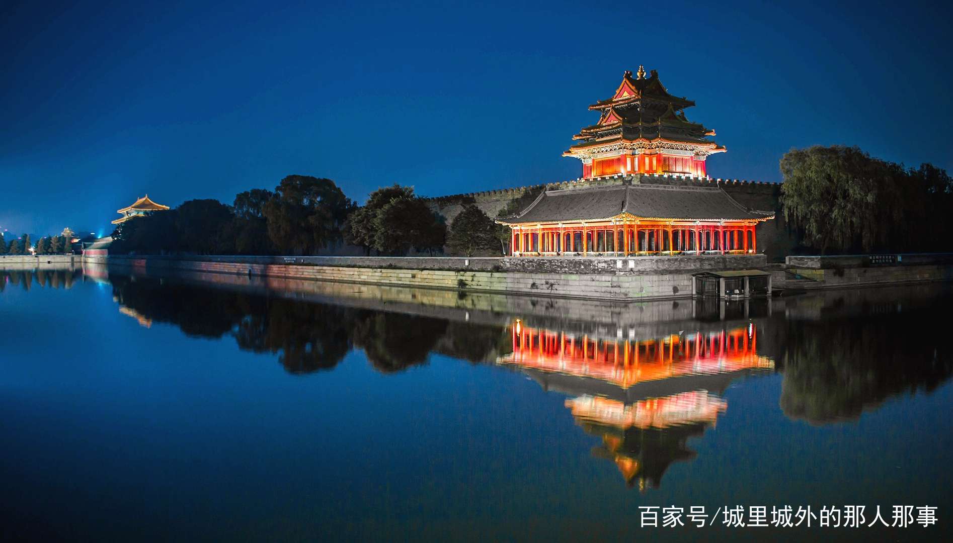 为什么故宫建筑的色彩一律为“红墙黄瓦”，它有什么象征意义？_百科TA说
