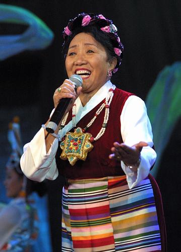  /a>作词,阎飞作曲, a target="_blank" href="/item/才旦卓玛/4420