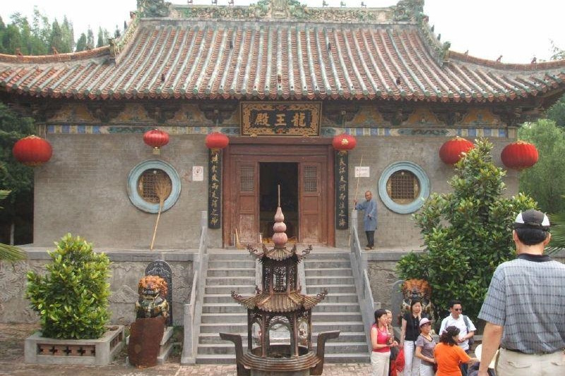 p>金龙寺位于河南省洛阳市孟津县平乐镇金村北一华里的四龙沟内,此处