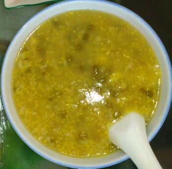  p>绿豆玉米粥是一道以绿豆,玉米糁为主要食材制作的菜品. /p>